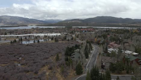 vista aérea de carros sobre vecindarios y parques con el lago dillon en la distancia