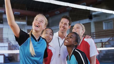 Männlicher-Trainer-Und-Volleyballspieler-Machen-Selfie-Mit-Dem-Mobiltelefon-4k