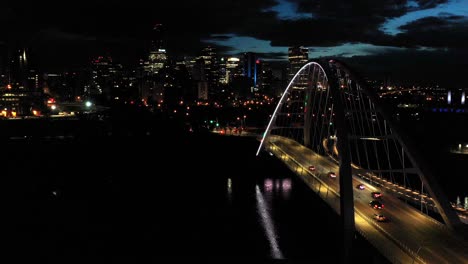 vista aérea del puente de edmonton walterdale sobre el río saskatchewan del norte durante una noche de verano y el horizonte del centro de la ciudad en el fondo