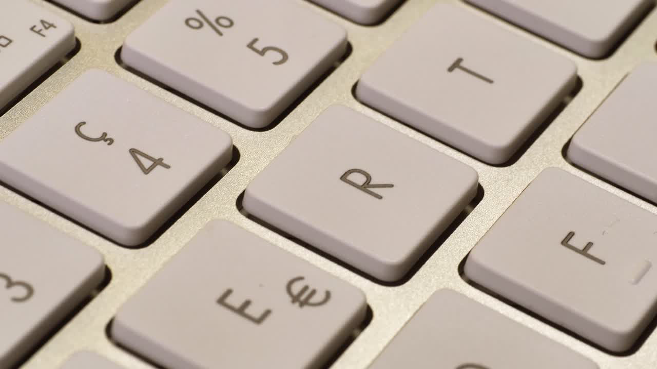 макросъемка с куклы, показывающая белую клавиатурную консоль от компьютера, крупный план