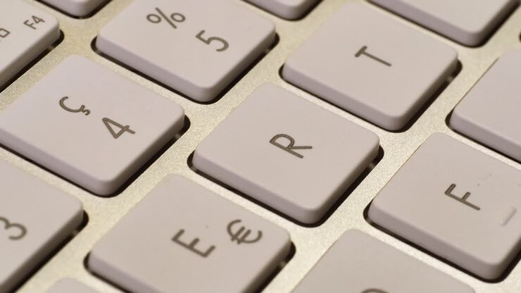 Dolly makrooptagelse, der viser et hvidt computertastatur, nærbillede