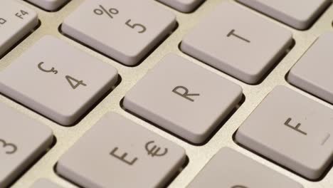 macro de dolly que muestra la consola del teclado blanco de la computadora, de cerca