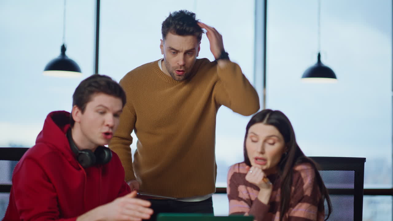 colaboración de equipos de negocios en la oficina moderna