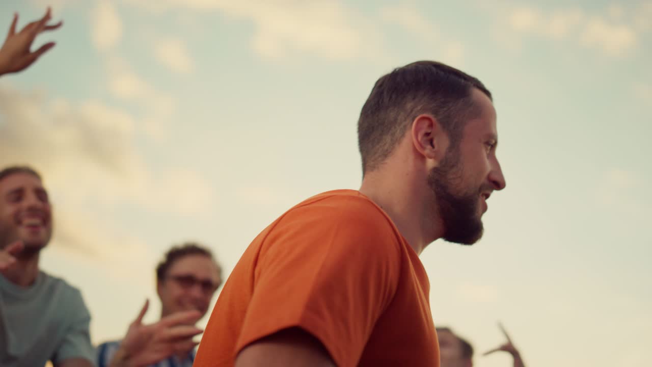 야외에서 춤을 추면서 노래하는 잘생긴 남자. 지붕 파티에서 춤추는 행복한 남자.