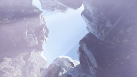 luz del sol dentro de una cueva misteriosa