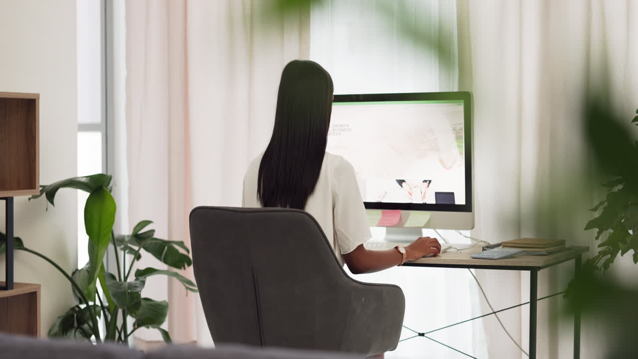 diseñadora de sitios web creativa mujer en la computadora