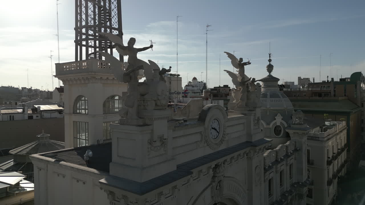 스페인 발렌시아의 고딕 양식 건물에 접근하는 드론 샷