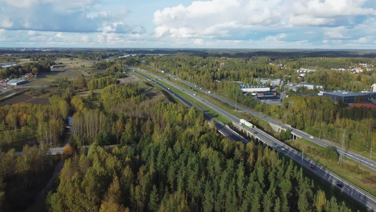 핀란드 케라바의 고속도로에서 운전하는 자동차 교통을 따라가는 항공기