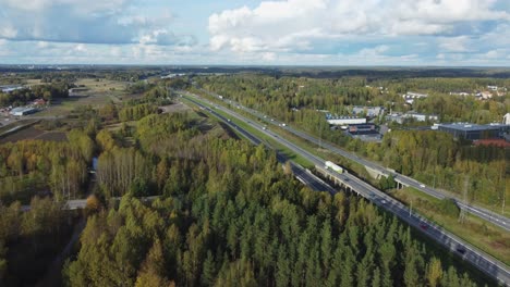 aerial sigue el tráfico de automóviles que conducen por la autopista en kerava, finlandia