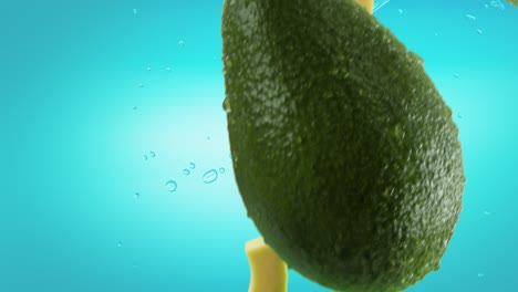 aguacate con rebanadas y salpicaduras cayendo sobre un fondo azul hielo