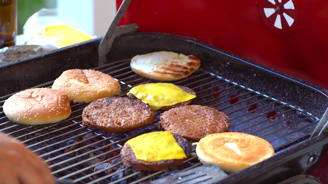 溶けたチーズとハンバーガーのパティの接写