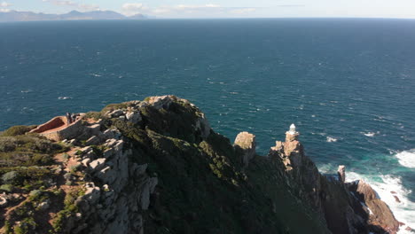 Toma-Aérea-Deslizante-De-Un-Mirador-De-Montaña-En-Las-Playas-De-Cape-Point-En-Sudáfrica