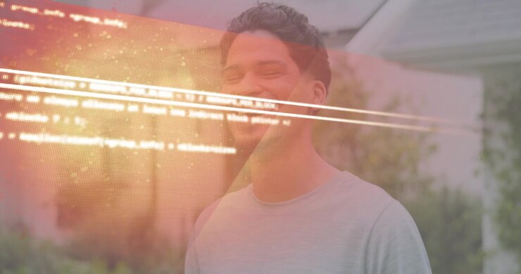 Mann smiler etter å ha behandlet digitale data, lastefeltet glir og forsvinner, og avslører en latter.