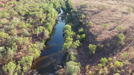 Imágenes-De-Drones-Inversos-Sobre-Pozos-De-Agua-En-El-Arroyo-Wattie-Cerca-De-Daguragu,-Territorio-Del-Norte,-Australia