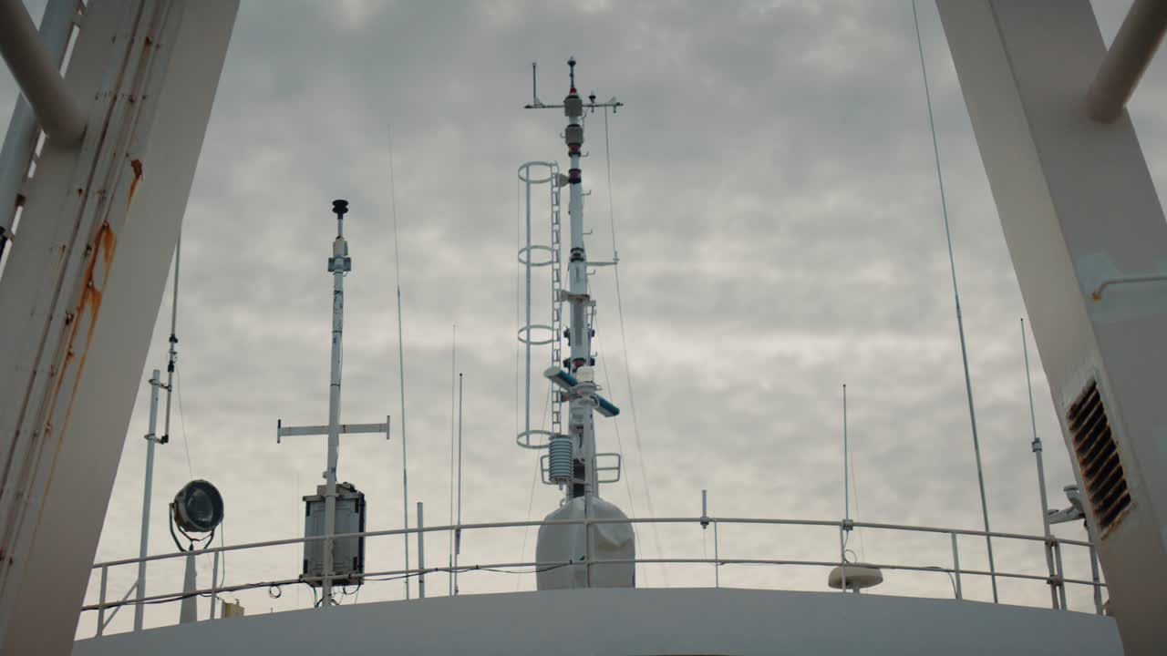 Bulutlu gökyüzüne karşı gemi anteni ve radar direği, Arktik keşif gemisi.