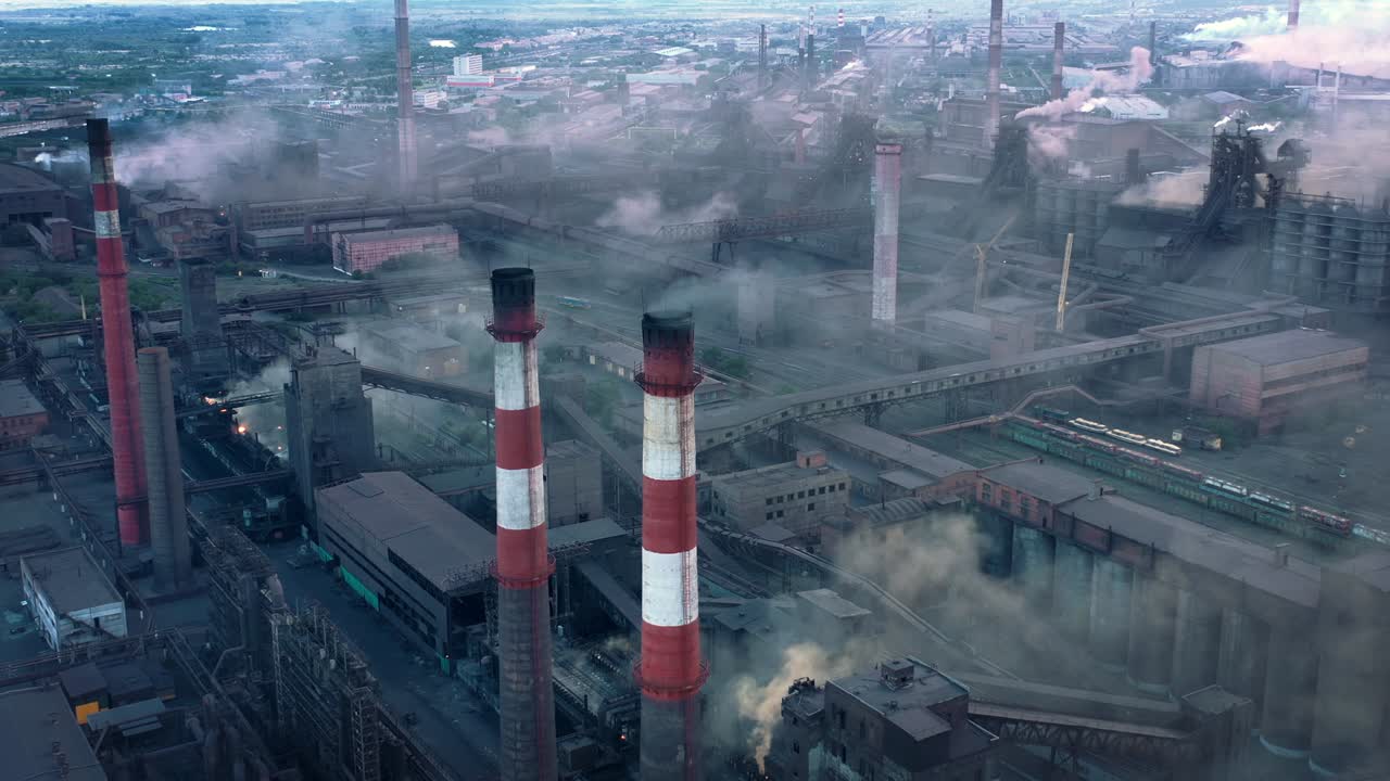 área industrial sobrevuela, disparo de drones de tubos y plantas de la fábrica