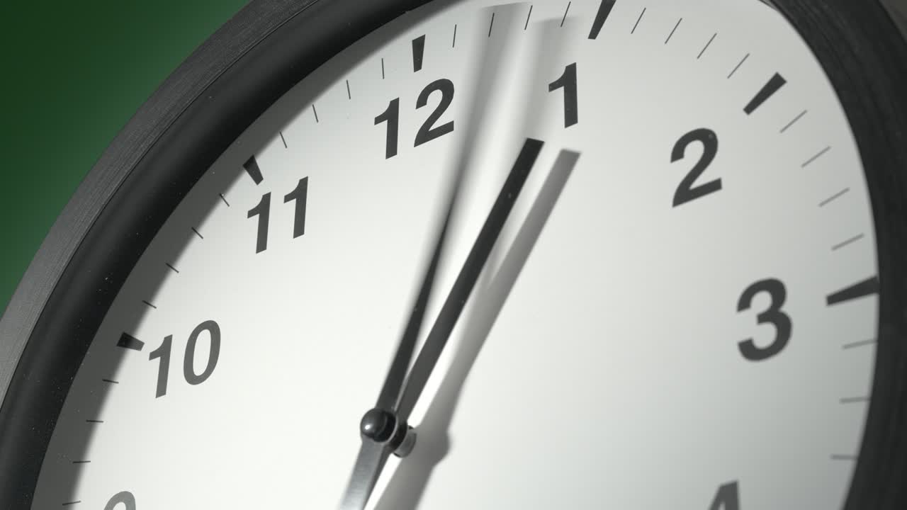 reloj en la pared de color verde claro en el lapso de tiempo