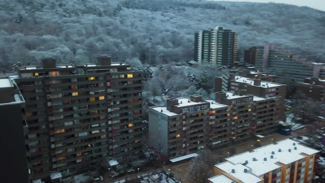 Dron krążący i oddalający się nad zaśnieżonym Emmertsgrund w Heidelbergu
