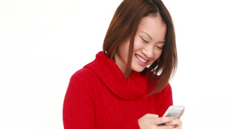 Mujer-Sonriente-Usando-Teléfono-Inteligente