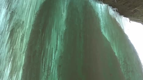 una vista de la cascada congelada en el cañón de lasalle en el parque estatal starved rock en illinois