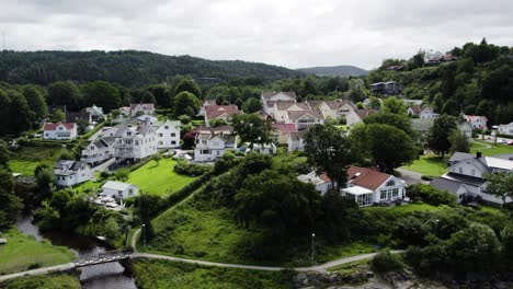 Pueblo-De-Ljungskile-Con-Casas-Tradicionales-Y-Paisajes-Verdes,-Vista-Aérea