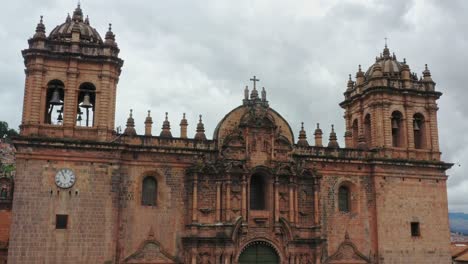 cusco, peru catedral al lado de la plaza principal plaza drone uhd