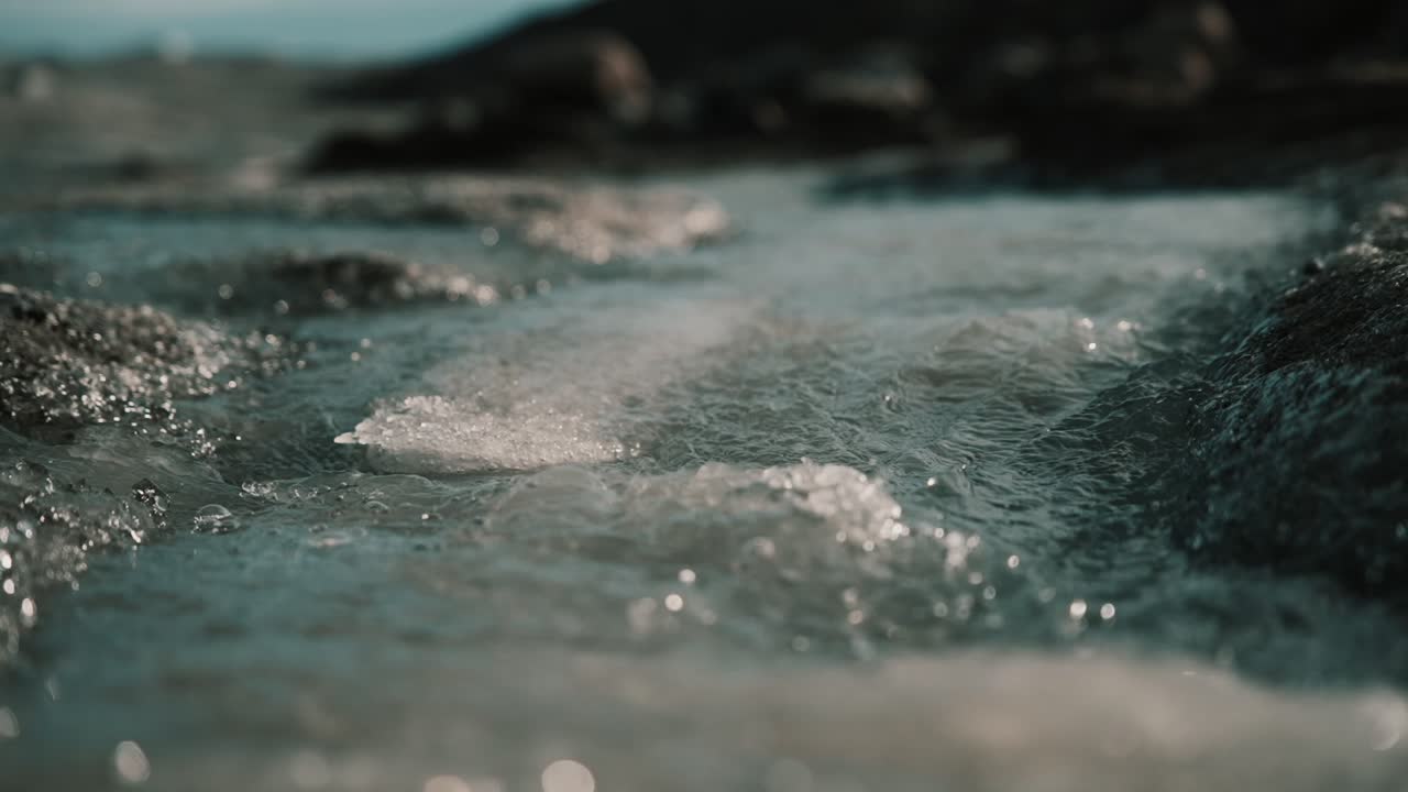 Acqua ghiacciata che scorre al punto 660, appena fuori Kangerlussuaq, con ripresa ascendente