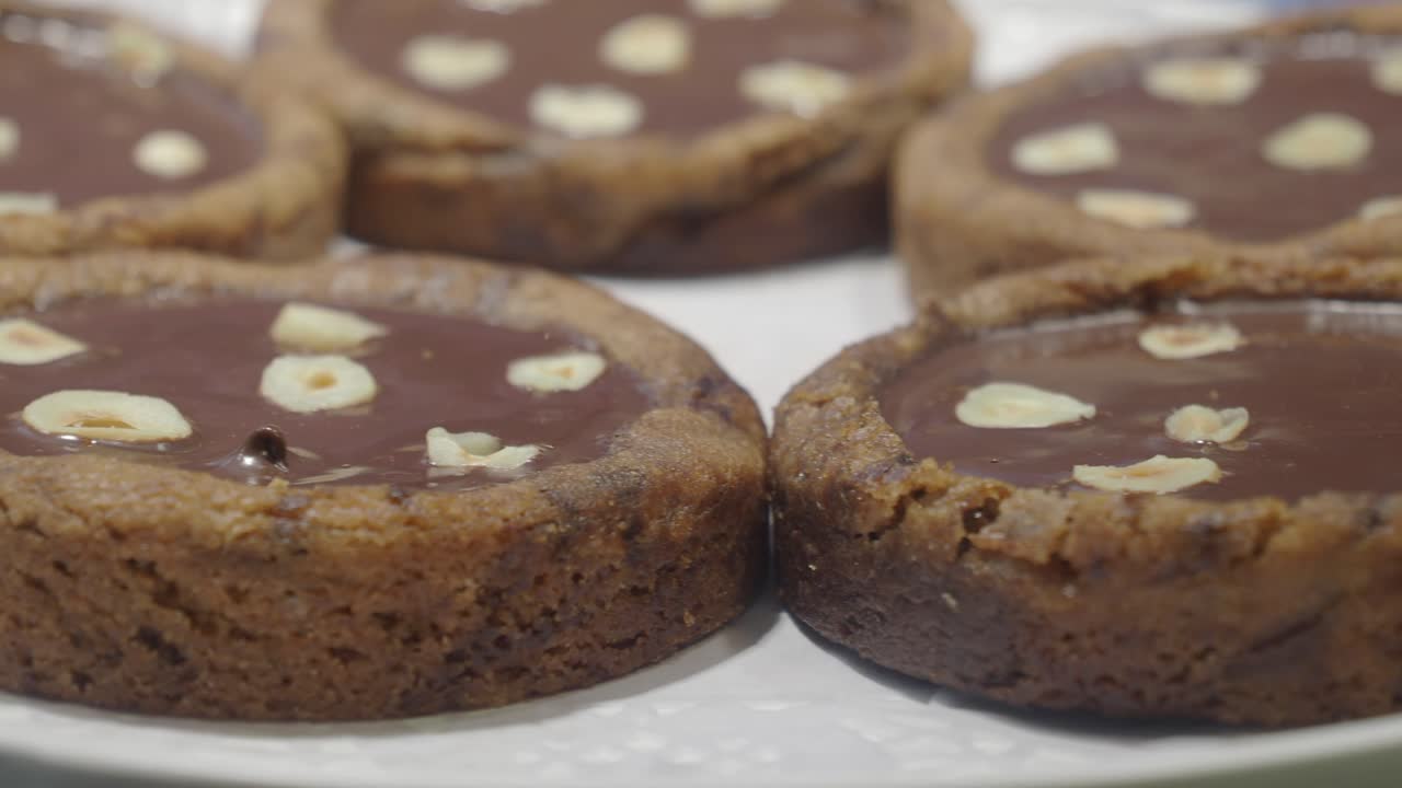Vista ravvicinata di mini crostatine al cioccolato con nocciole