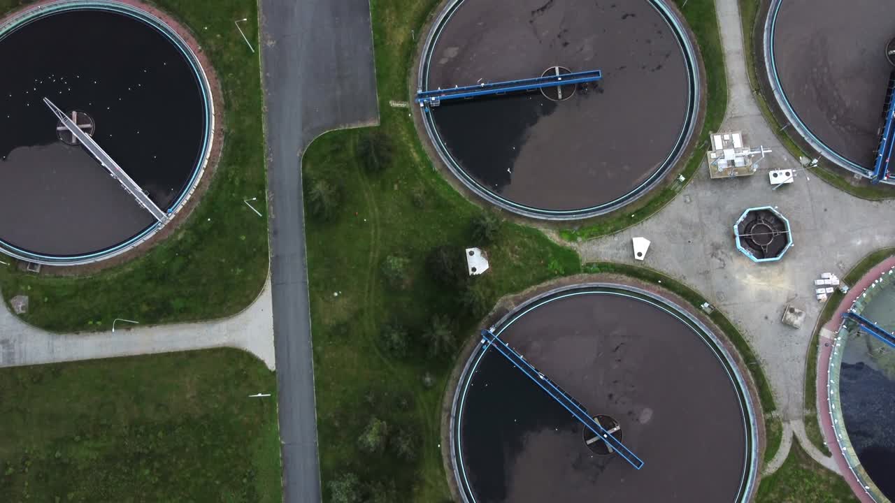 vista aérea de la planta de tratamiento de aguas residuales al atardecer, filtración de aguas sucias o residuales.