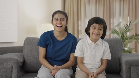 hermano indio feliz riendo a la cámara