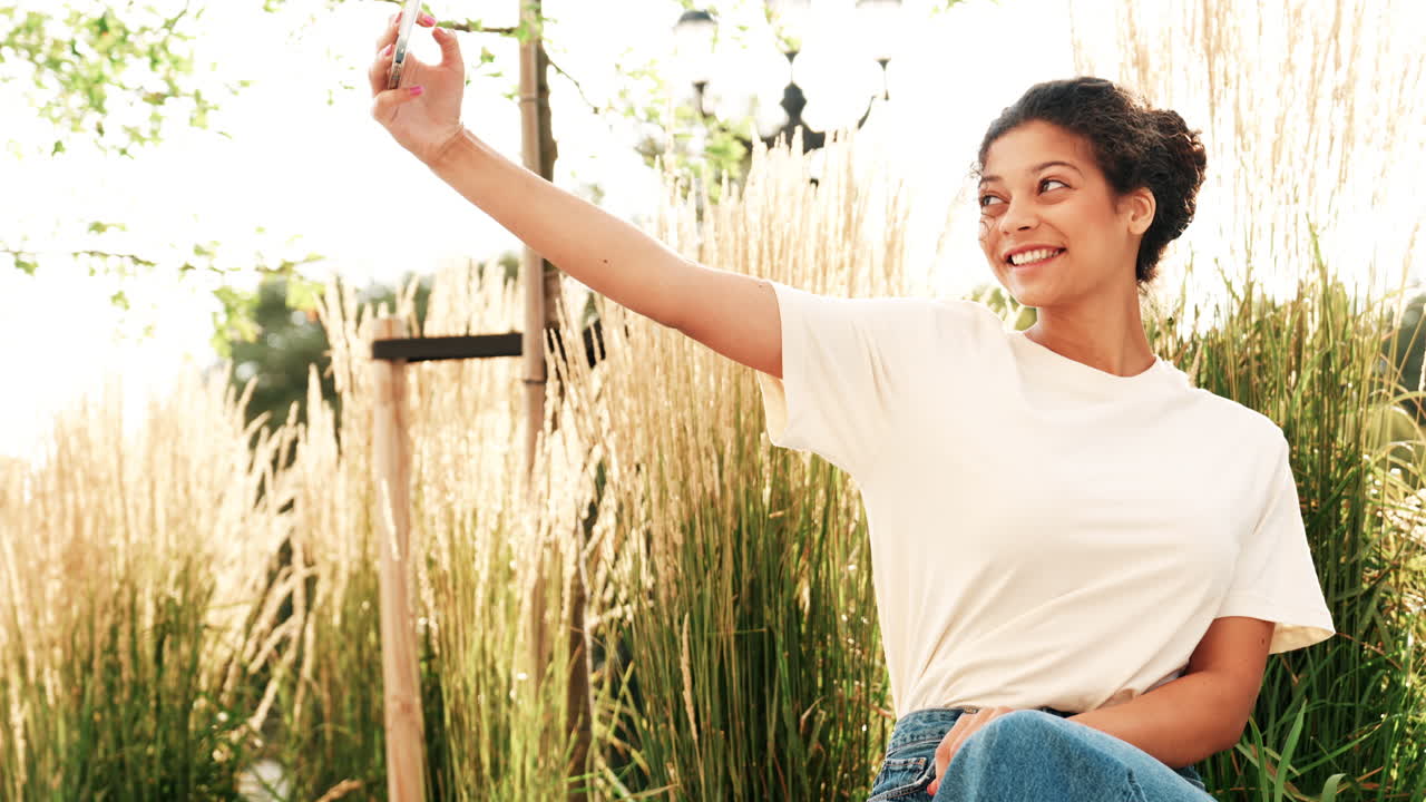 mujer feliz tomando una selfie en un parque