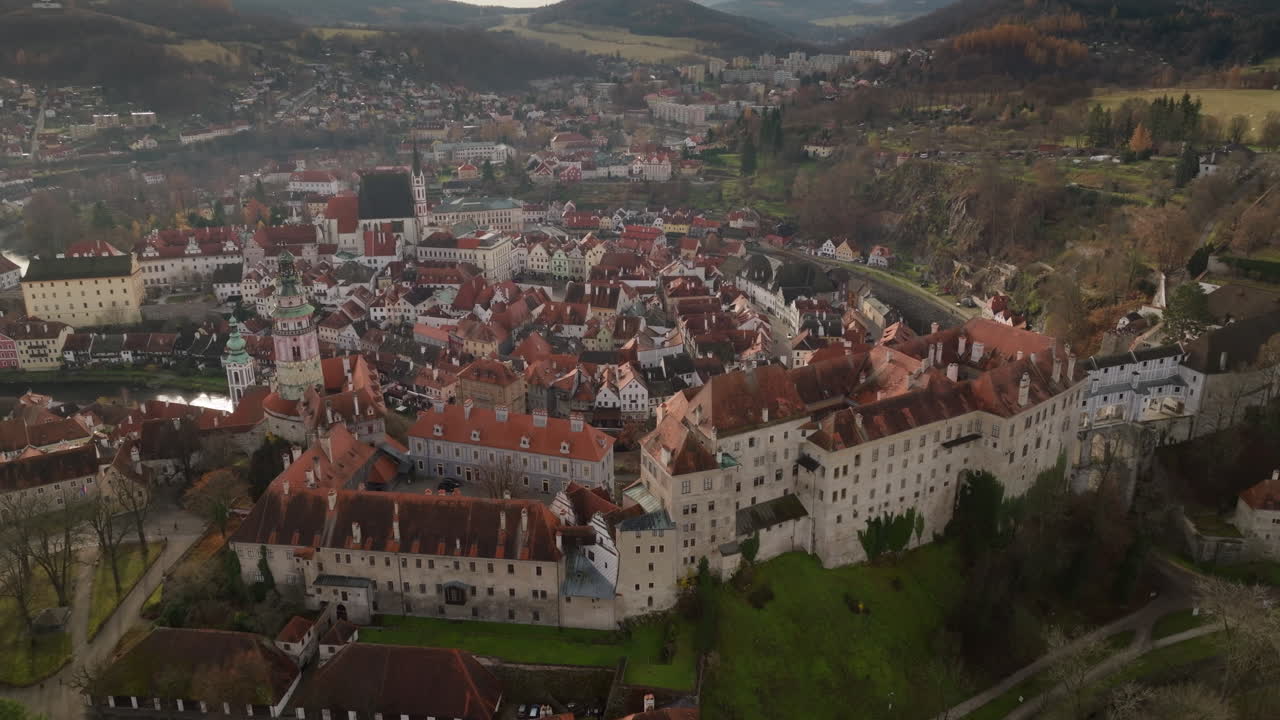 Bredt droneopptak over Cesky Krumlov historiske sentrum med elvekrøk og røde tak