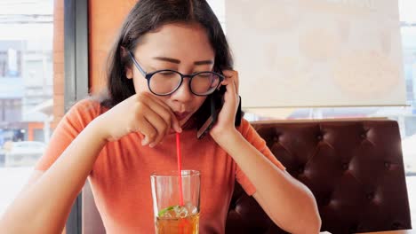 women are playing a phone in a restaurant.social communicate