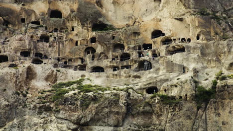 Vardzia-Höhlenkloster,-Ausgegraben-In-Erusheti-Bergstein,-Georgien