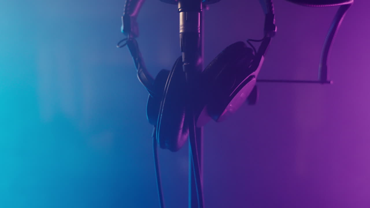 auriculares de estudio y configuración del micrófono