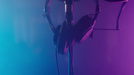 auriculares de estudio y configuración del micrófono