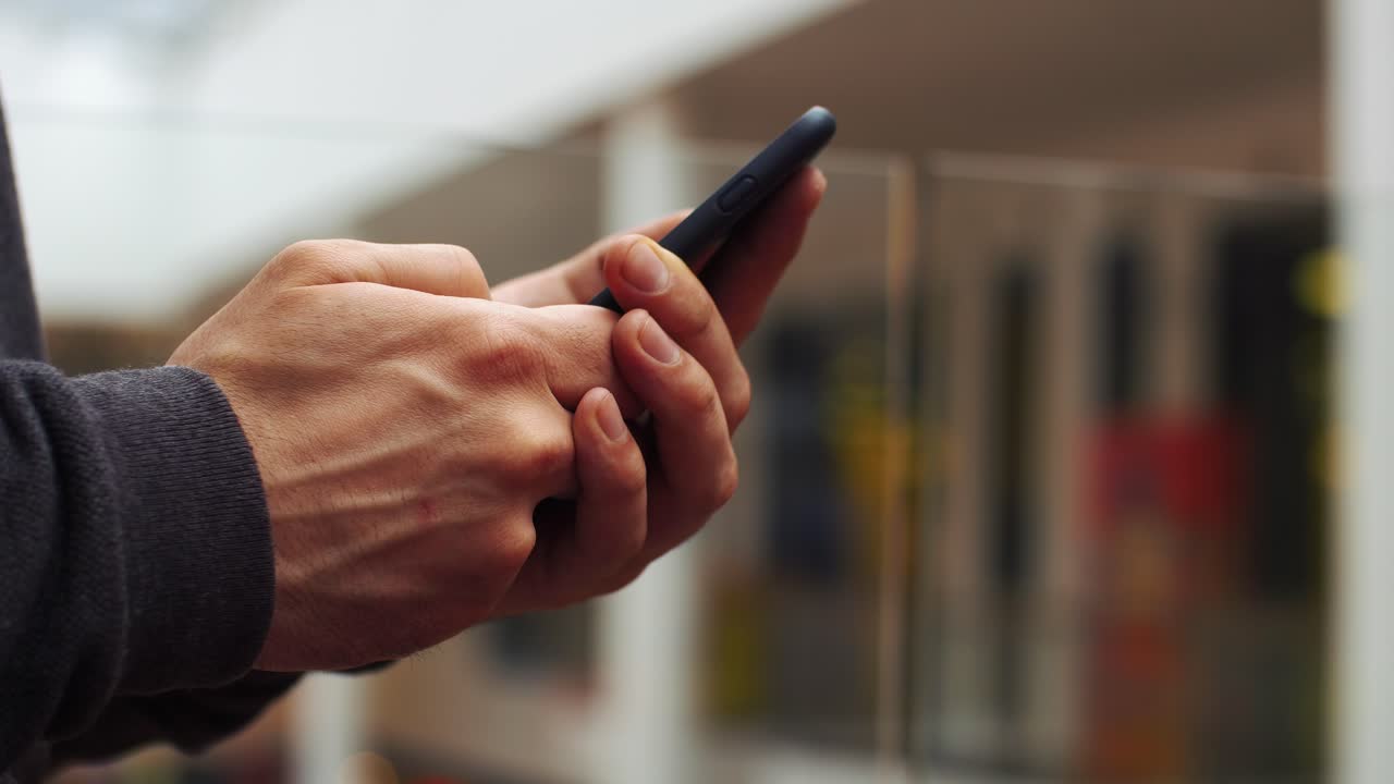 Persona que usa un teléfono inteligente