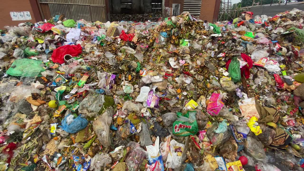 inclinarse hacia la enorme cantidad de basura