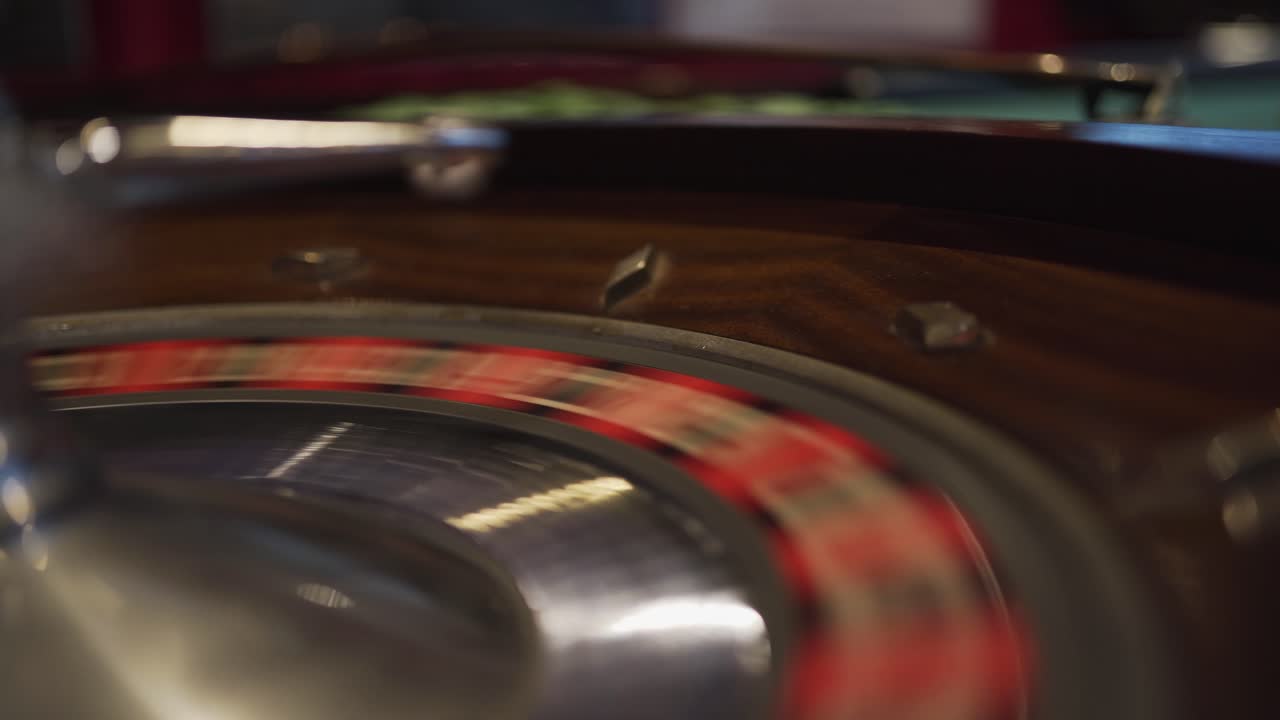 Et spinnende ruletthjul i et kasino med ballen som nettopp har falt ned, spinner og venter på å lande på et tall.