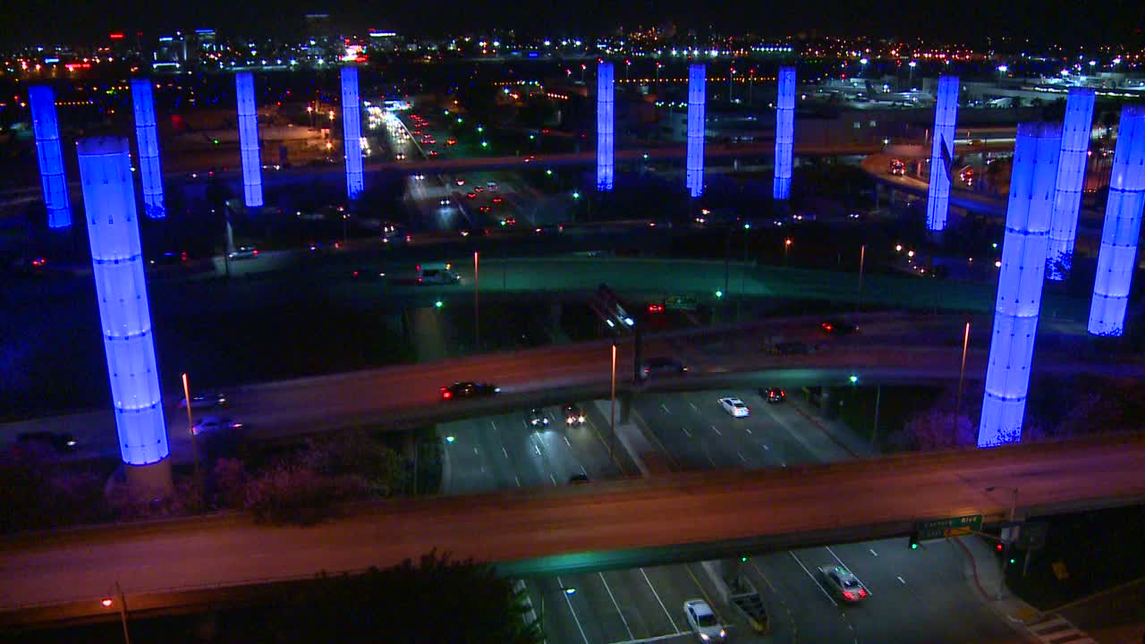 로스앤젤레스 국제공항 주변의 고속도로와 도로의 아름다운 시간 경과