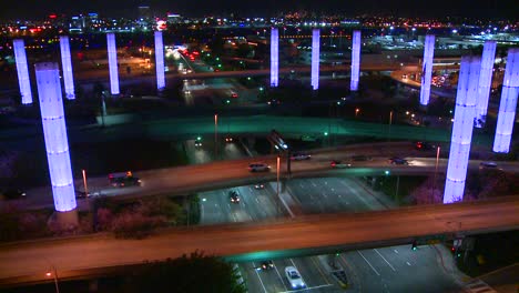 hermoso lapso de tiempo de autopistas y carreteras alrededor del aeropuerto internacional de los ángeles
