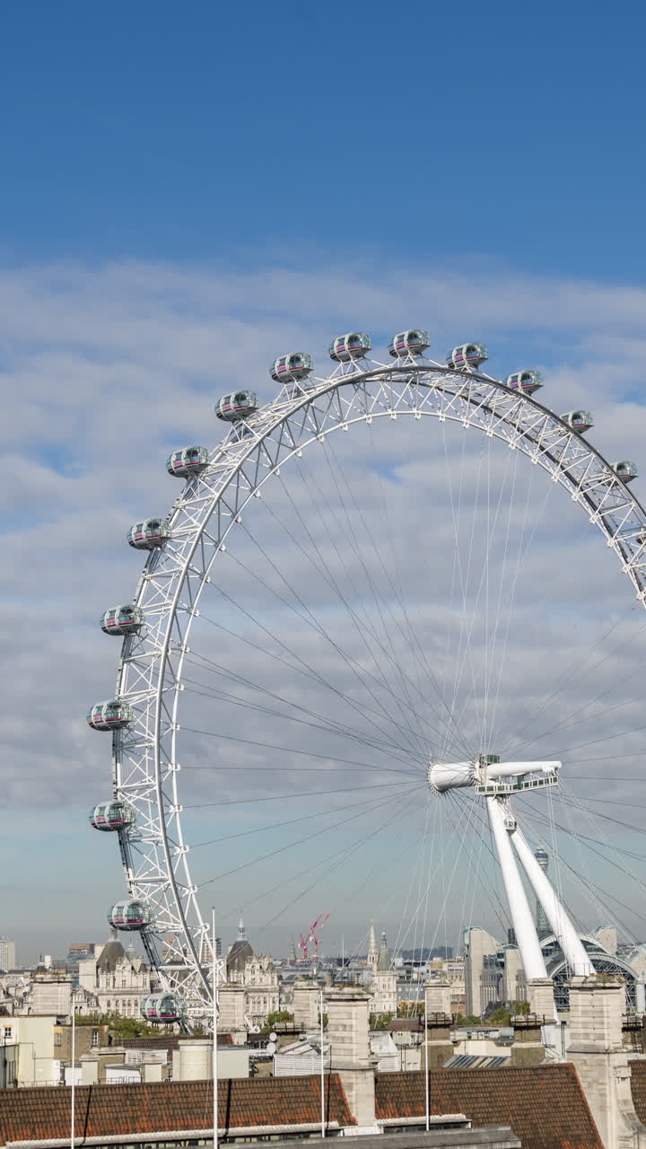 런던 아이 밀레니엄 과 런던의 스카이라인을 수직으로