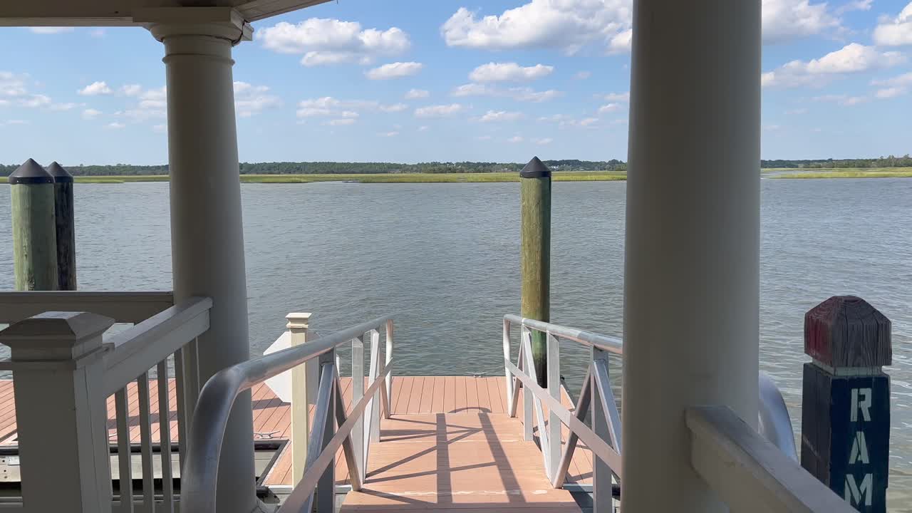 Pier am Wasser auf Kiawah Island, South Carolina.