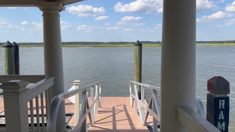 Muelle-Junto-Al-Agua-En-Kiawah-Island-Carolina-Del-Sur