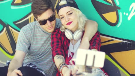 Moda-Joven-Pareja-Tomando-Un-Selfie