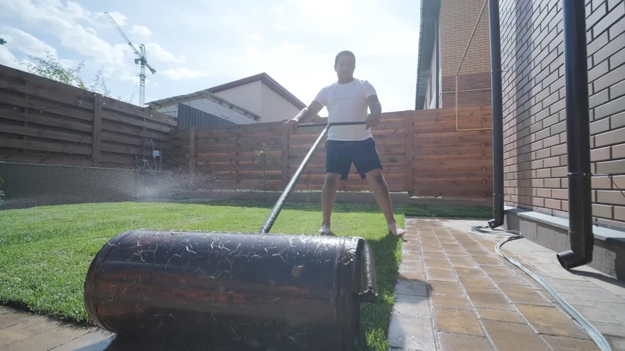 전문 정원사에 의해 설치 된 새로운 자연 잔디 잔디의 롤.