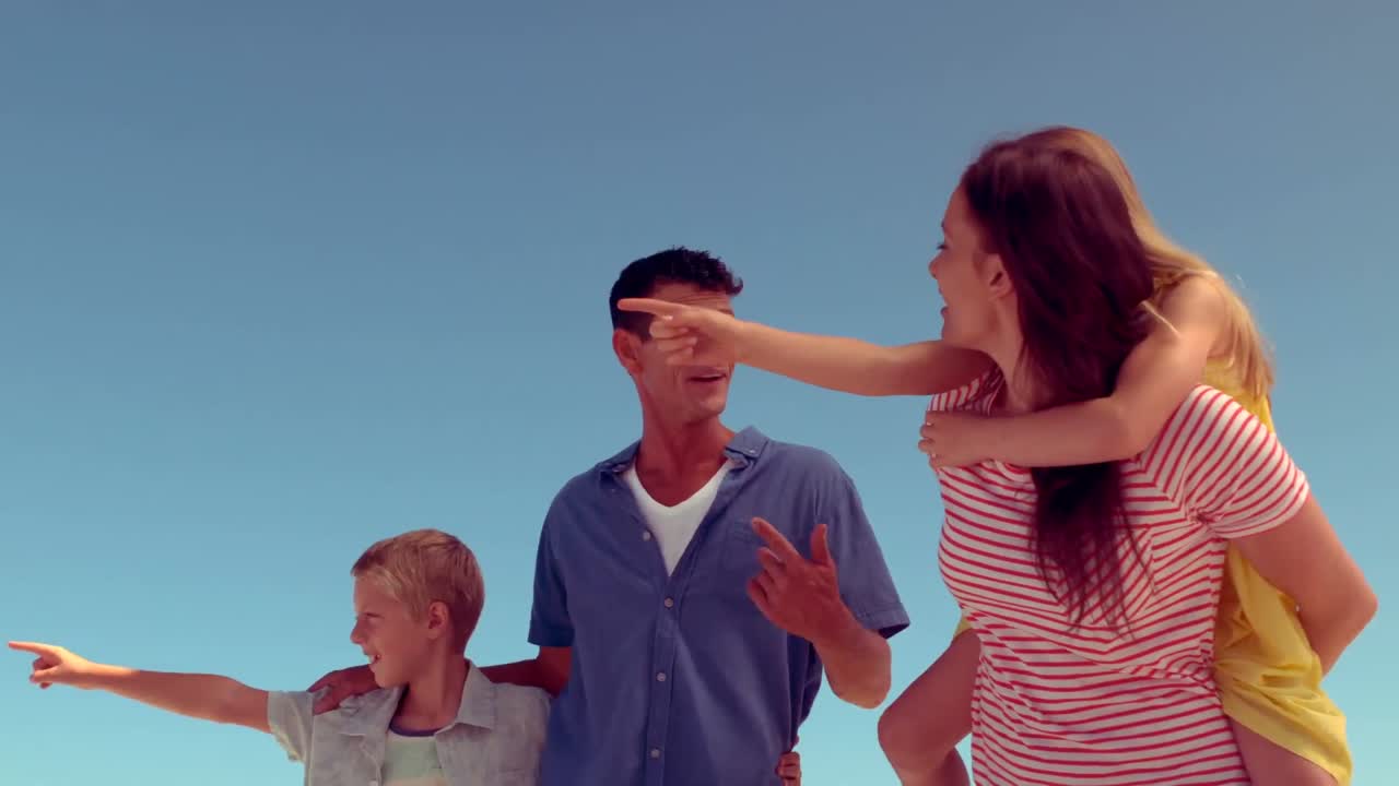 행복한 가족이 하늘을 가리키고