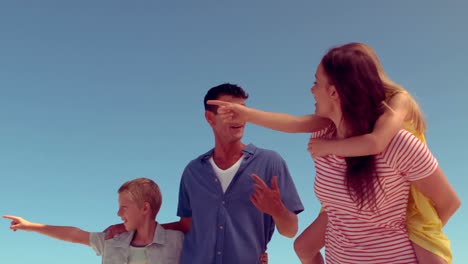 행복한 가족이 하늘을 가리키고