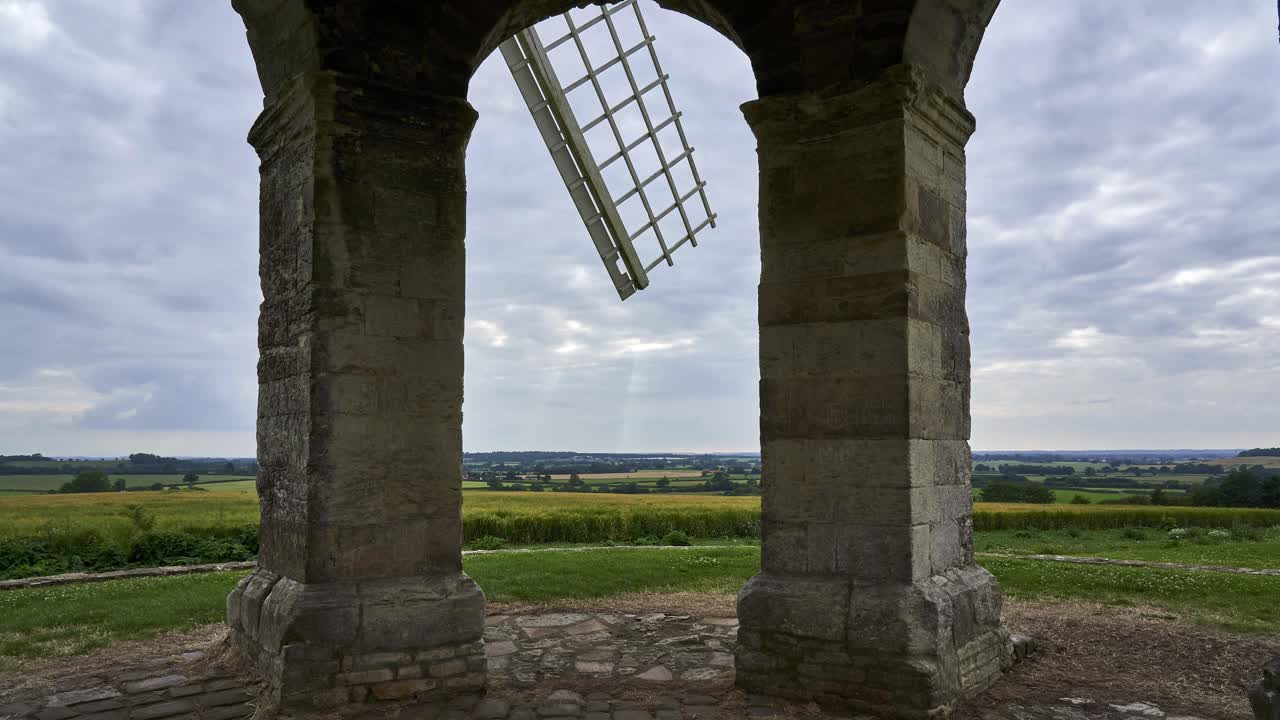 체스터턴 풍차 타임스 (chesterton windmill timelapse): 옛 풍차의 아치 아래에서 워릭셔 시골의 풍경