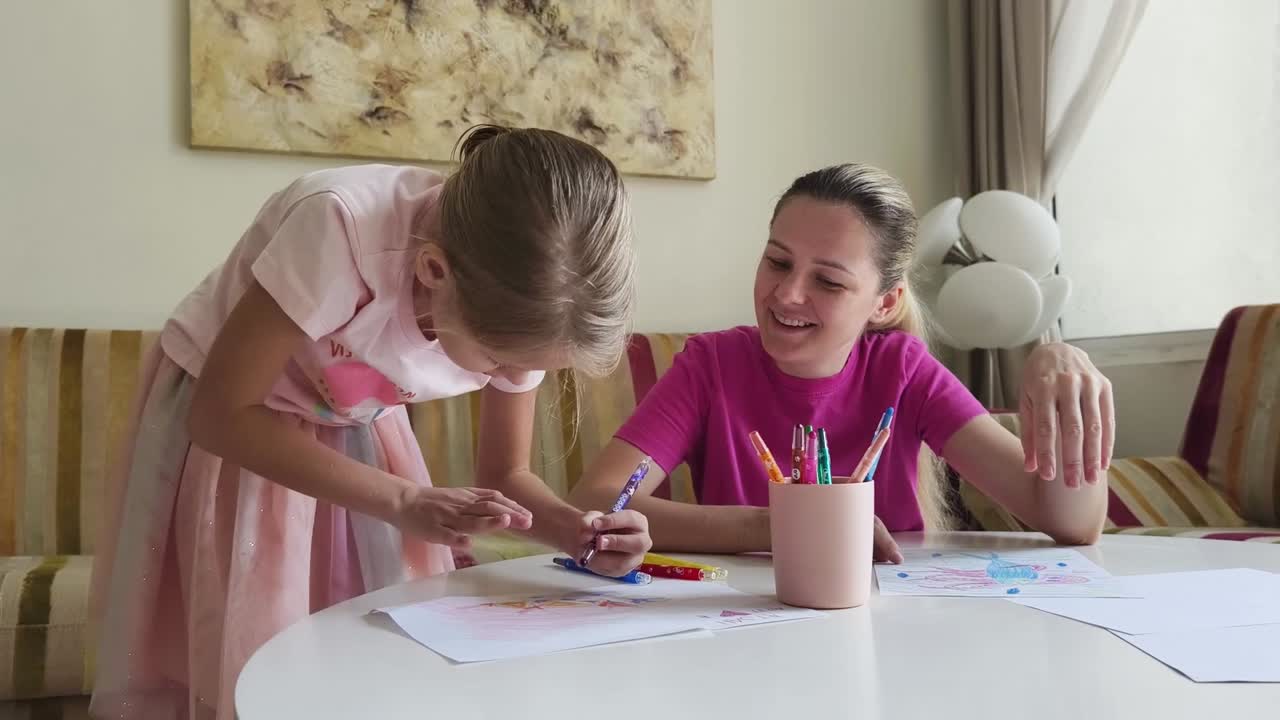 madre e hija dibujando juntos